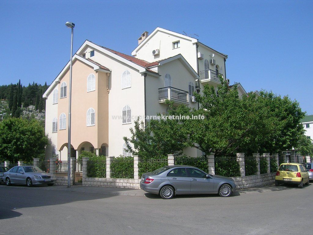 House, Ljubović