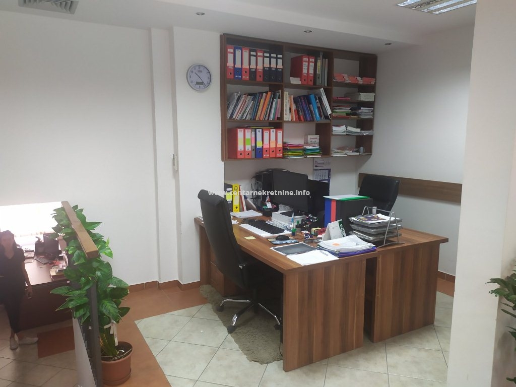 Izdavanje, poslovni prostor, 82m2, Krivi most, Podgorica